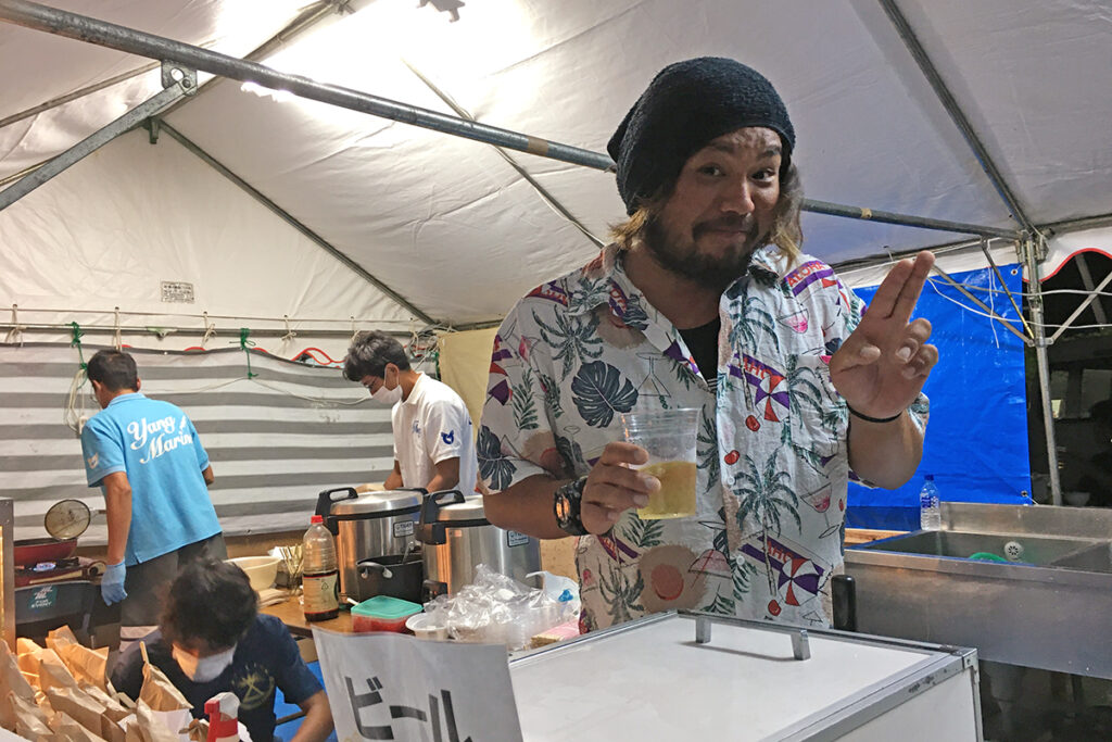 写真：ビールを飲む海人